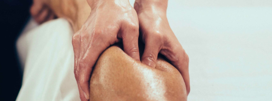 ostéopathe renata franca à monclar de quercy réalisant un massage thérapeutique.